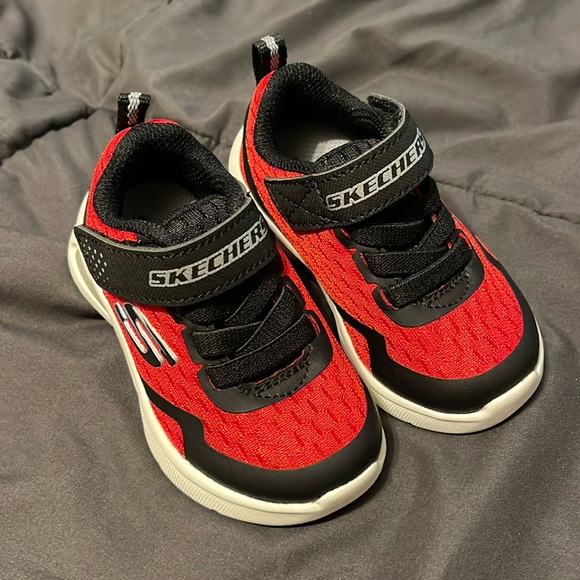 New Sketchers Sneakers shoes size 5 - Picture 1 of 6